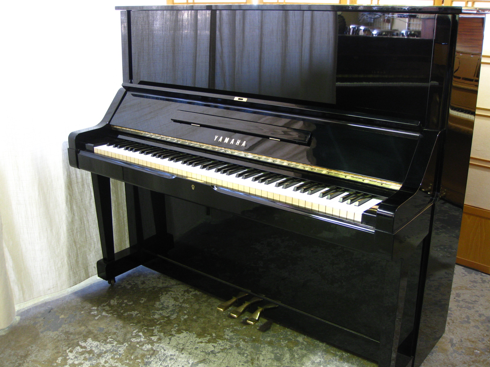 Đàn piano Yamaha UX