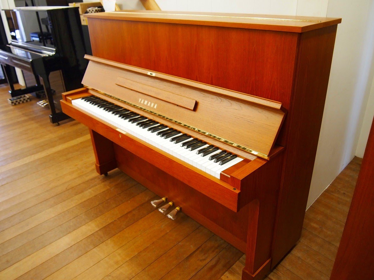 Đàn piano Yamaha W103